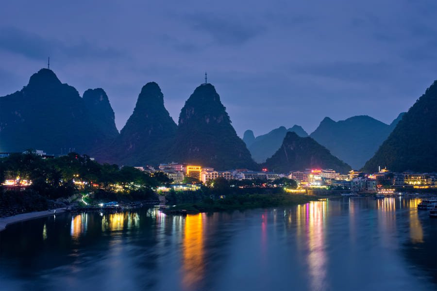 yangshuo de noche con lago en China