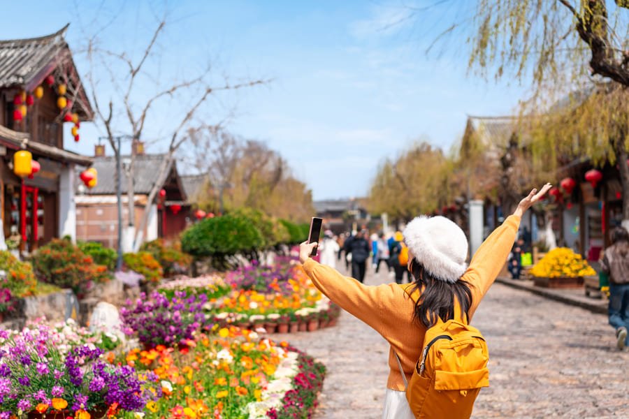 mujer en campo de flores en Yunan